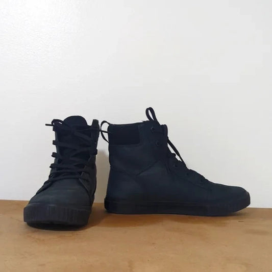 All black Timberland Skyla Bay boots. They feel more like sneakers. NOT waterproof. Definitely loved. The black is the kind of black that fades green if you know what I mean. By far my favorite shoes to wear in the fall and winter. A must have.

Brand
Timberland

Measurements
Women's us 7