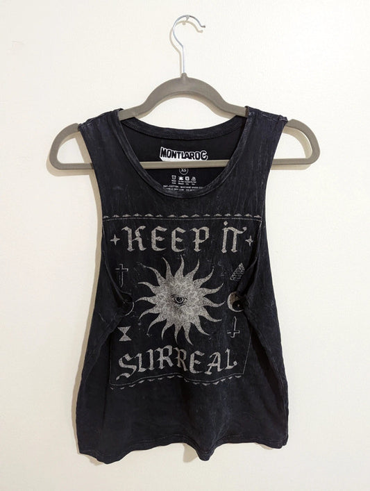 Black (acid wash look) muscle tank top with "Keep it surreal" print.

Brand
Montlaroc

Material
100% cotton

Measurements
Women's Extra Small
*for exact dimensions please refer to photos