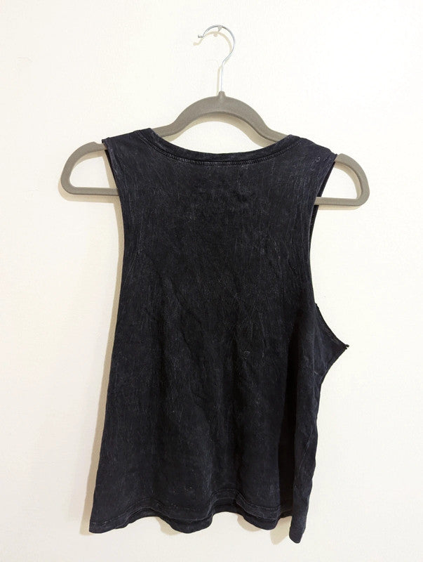 Black (acid wash look) muscle tank top with "Keep it surreal" print.

Brand
Montlaroc

Material
100% cotton

Measurements
Women's Extra Small
*for exact dimensions please refer to photos