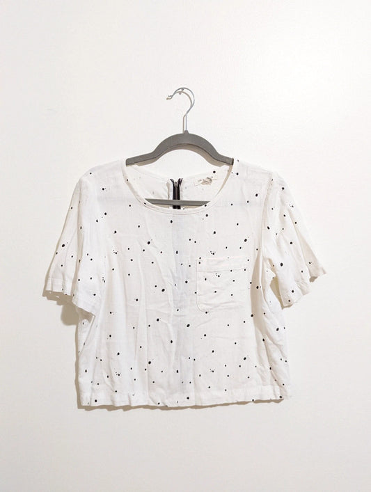 White with black polka dot short sleeve shirt with full zipper on the back. There's also a chest pocket. The fabric is thick but also airy. Perfect for a business casual day.

Brand
Life in progress

Measurements
Women's Extra Small
*for exact dimensions please refer to photos